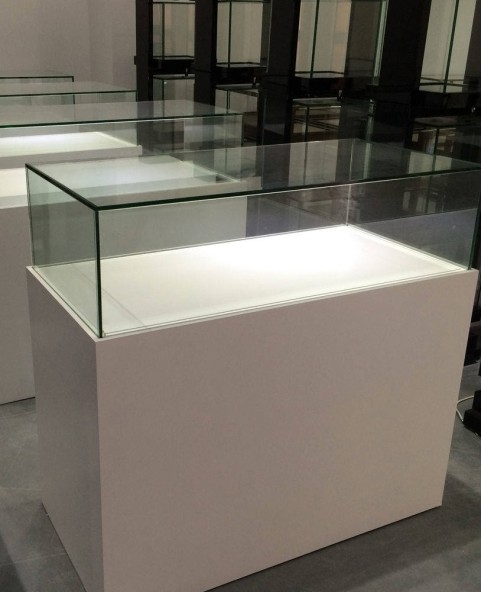 Wit glas winkel display sieraden toonbank