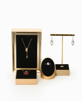 Luxe zwart fluwelen gouden roestvrijstalen sieradenstandaards