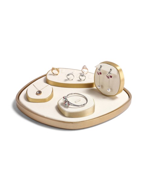Set di espositori per gioielli in velluto color crema oro premium in vendita
