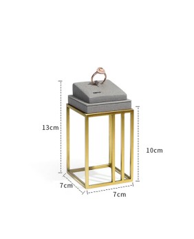 Luxe design goudkleurig metalen lichtgrijs fluwelen ringdisplaystandaard