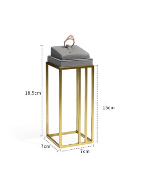 Luxuriöser Design-Ring-Ausstellungsständer aus goldfarbenem Metall und hellgrauem Samt