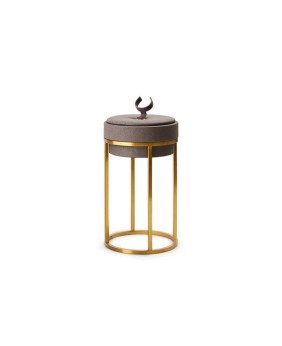 Moderner Ringhalter aus kaffeefarbenem Leder und goldfarbenem Metall
