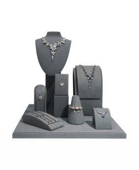 Do sprzedania zestaw ekspozytorów na biżuterię z szarego aksamitu
