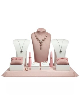Luksusowy stojak na biżuterię z różowego aksamitu