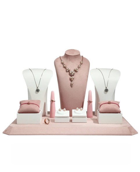 Luxe roze fluwelen sieradenstandaard