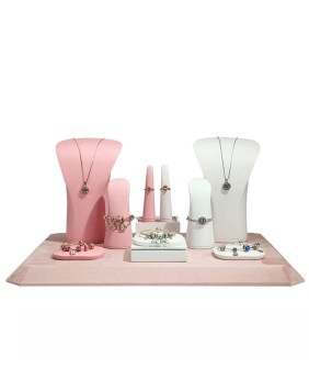 Luxe roze fluwelen sieradenvitrinestandaards
