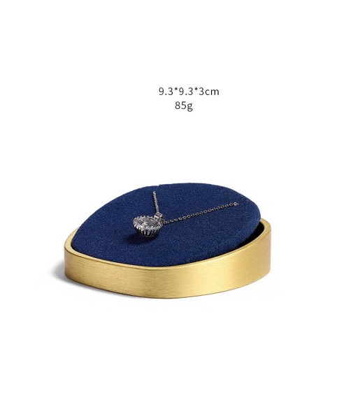 Luksusowy granatowy aksamitny złoty naszyjnik z tacą na biżuterię