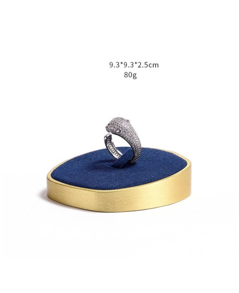 Bandeja de exhibición de anillo de joyería de oro de terciopelo azul marino de lujo