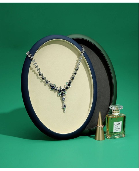 Khay trình bày đồ trang sức màu xanh lá cây hình bầu dục sang trọng trong nhung đen để bán