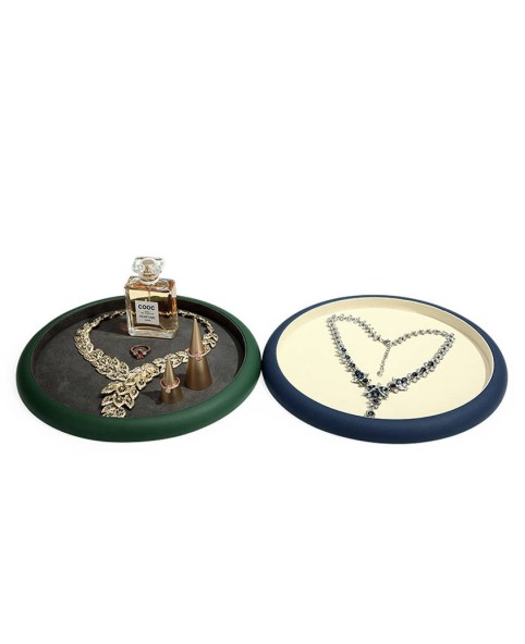 Nampan Presentasi Perhiasan Kalung Hijau Mewah dalam Beludru Hitam Untuk Dijual