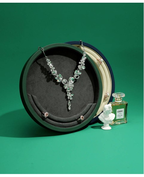 Vassoi di presentazione di gioielli con collana verde di lusso con inserto per display ad anello in vendita