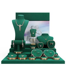 Set tampilan etalase perhiasan beludru hijau tua logam emas baru yang mewah