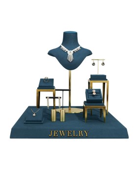 Zestawy ekspozycyjne biżuterii ze złotego metalu i niebieskiego aksamitu
