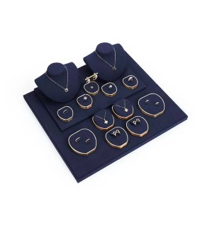Conjunto de exibição de joias de metal dourado de veludo azul marinho premium