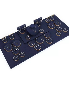 Expositor de conjunto de joias de metal dourado de veludo azul marinho premium