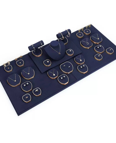 Expositor de conjunto de joias de metal dourado de veludo azul marinho premium