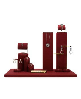 Luxuriöse Schmuck-Display-Sets aus rotem Samt