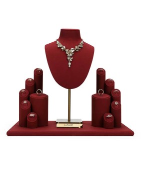 Set Tampilan Perhiasan Beludru Merah Mewah