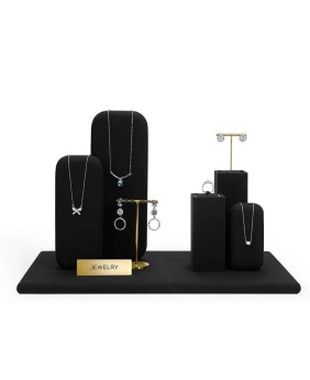Espositori per vetrine di gioielli in velluto nero di lusso in metallo dorato al dettaglio in vendita