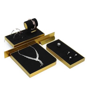 Schmuck-Display-Tablett-Sets aus goldfarbenem Metall und schwarzem Samt