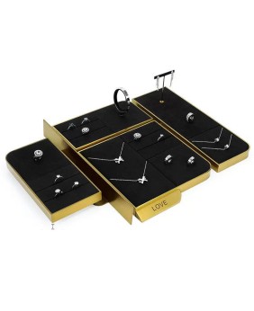 Schmuck-Präsentationstabletts aus goldfarbenem Metall und schwarzem Samt