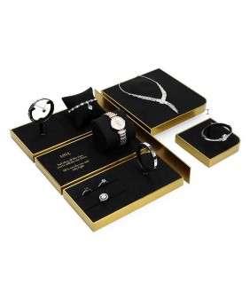 Złote, metalowe, czarne aksamitne tace wystawowe na biżuterię