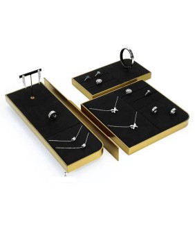 Luxuriöse Schmuck-Display-Tabletts aus goldfarbenem Metall und schwarzem Samt