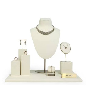 Penjualan Set Tampilan Perhiasan Beludru Putih dari Logam Emas
