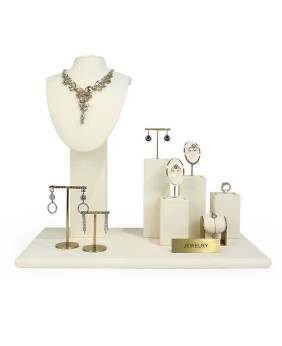 Popularne zestawy wystawowe z biżuterią w kolorze złota i metalu w kolorze złamanej bieli