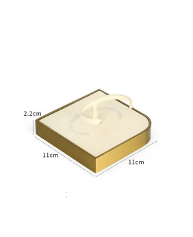 Neues Präsentationstablett für Armreifen aus cremeweißem Samt mit Goldbesatz