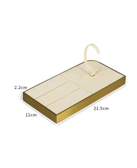 Neues Präsentationstablett für Armreif und Ringe aus cremeweißem Samt mit Goldbesatz