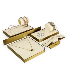 Neue Luxus-Schmuck-Display-Sets aus cremefarbenem Samt und goldfarbenem Metall zum Verkauf