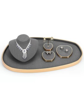 Nouveaux ensembles d'affichage de bijoux en velours gris foncé en métal doré de luxe à vendre