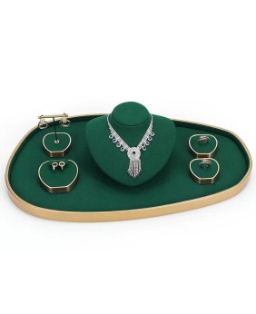 Vendita di set di espositori per gioielli in velluto verde in metallo dorato popolare