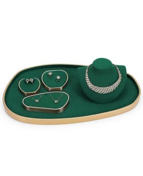 Popularne zestawy ekspozycyjne biżuterii ze złotego metalu i zielonego aksamitu