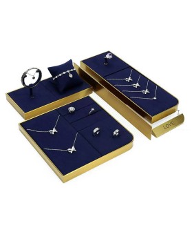 Plateaux d'affichage de luxe en métal doré et velours bleu marine pour vitrine de bijoux