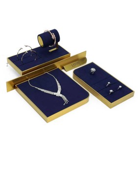 Nueva venta de bandejas de exhibición de joyería de terciopelo azul marino de metal dorado