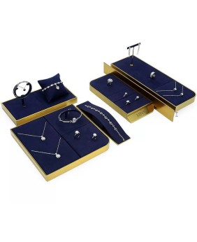 Hochwertige Schmuck-Präsentationstabletts aus marineblauem Samt aus goldfarbenem Metall