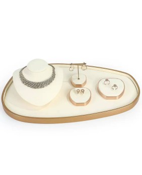 Set Tampilan Showcase Perhiasan Logam Emas Off White Velvet Populer Baru Untuk Dijual