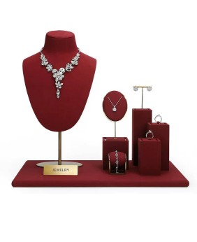 Zestawy ekspozycyjne biżuterii ze złotego metalu i czerwonego aksamitu