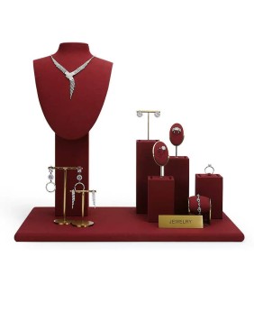 Nowe zestawy ekspozycyjne biżuterii ze złotego metalu i czerwonego aksamitu
