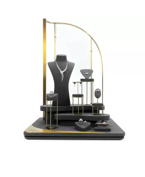 Nuovi set di espositori per gioielli in metallo dorato in velluto grigio scuro premium in vendita