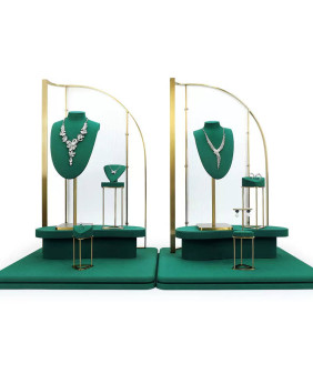 Nuovi set di espositori per gioielli in metallo dorato e velluto verde premium