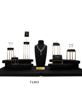 Nuevo conjunto de exhibición de ventana de joyería de terciopelo negro de metal dorado al por menor de lujo