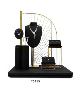 Nuovo set di espositori per vetrine per gioielli in velluto nero in metallo dorato in vendita