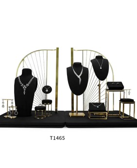 Conjunto de exibição de janela de joias de veludo preto de metal dourado premium