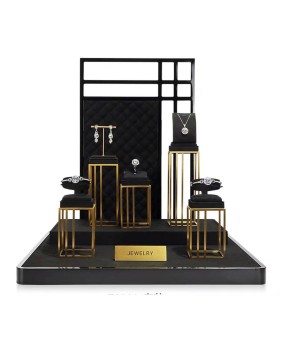 Set di espositori per gioielli in velluto nero di lusso in metallo dorato premium in vendita