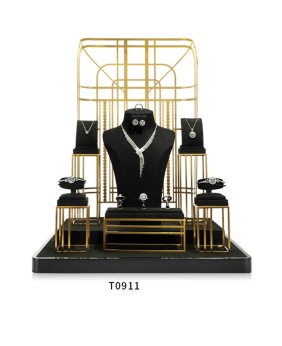 Set di vetrine per gioielli in velluto nero in metallo dorato al dettaglio di lusso in vendita