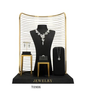 Conjunto de exibição de joias de metal dourado de veludo preto premium