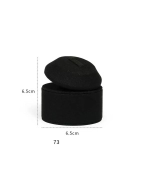 Luxe zwart fluwelen ringdisplayhouder voor de detailhandel